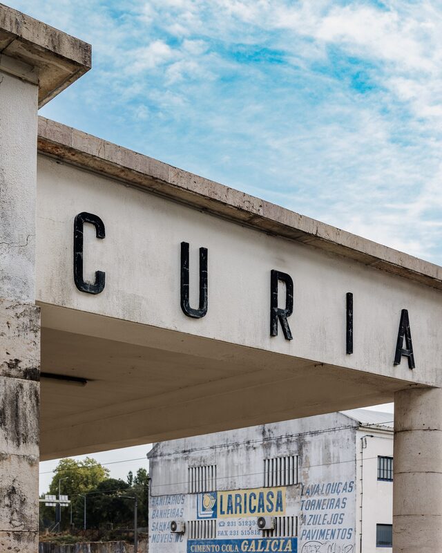 Há lugares que parecem esperar por nós. Diz-se que foram os romanos os primeiros a dar por estas águas: a aqua curiva,…